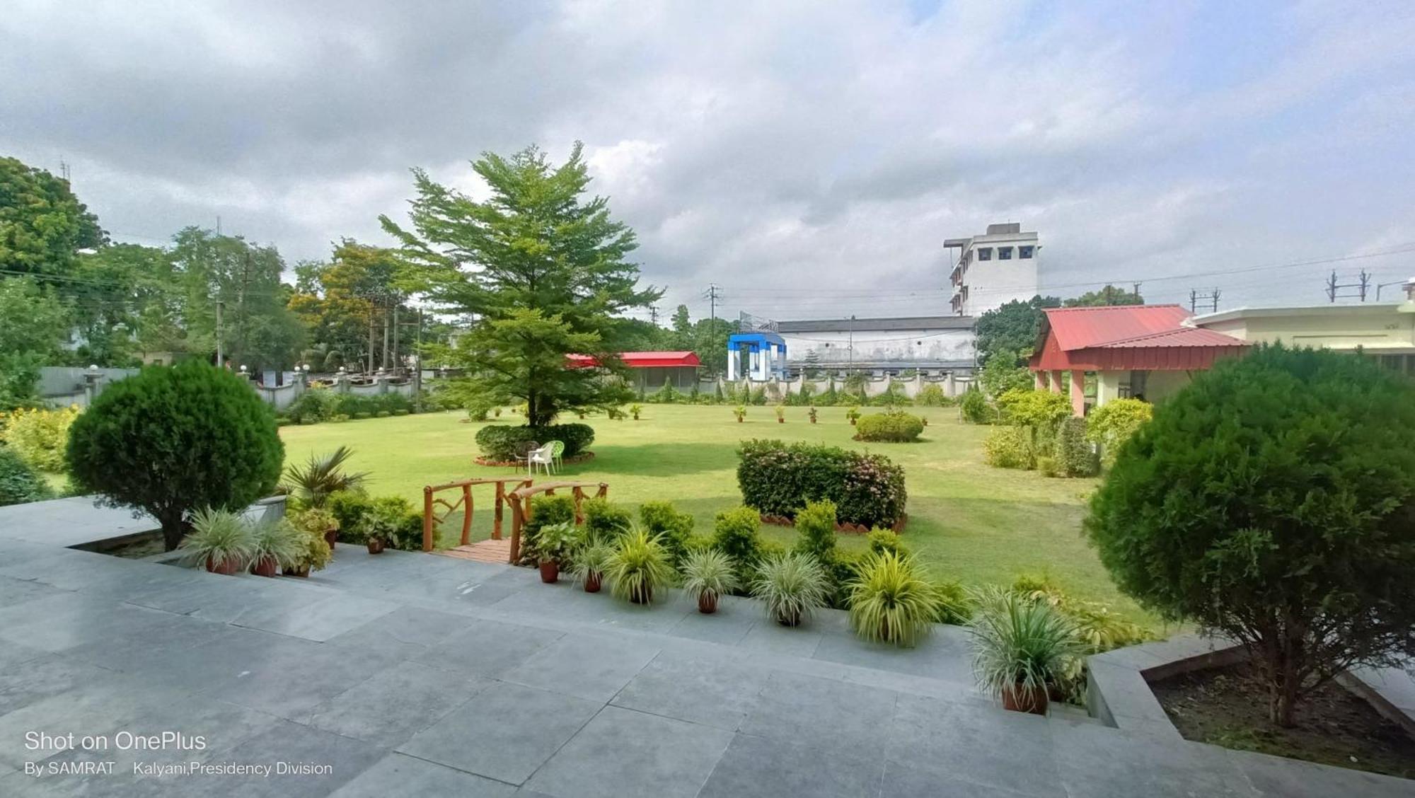 Trisplanet Hotel Kalyani Kültér fotó